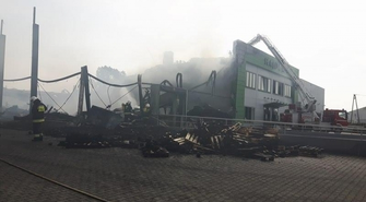 Pożar w Lipinkach. Trwa dogaszanie hali