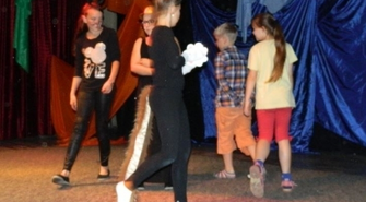 Wystawili ,,Brzydkie kaczątko"