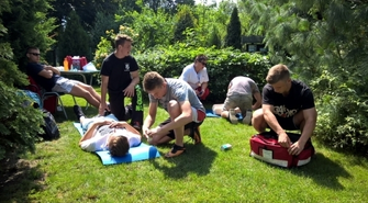 Uczestnicy Hufca Pracy oraz uczniowie I Zespołu Szkół we Wschowie na podium Manewrów w Górze