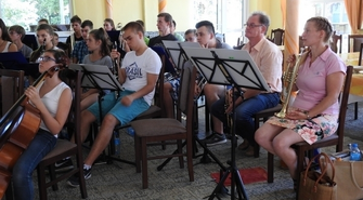 Muzyczne spotkanie z przyrodą w tle