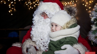 Mikołaj przybył na sławski rynek, ale zaskoczył wszystkich pojawiając się na balkonie