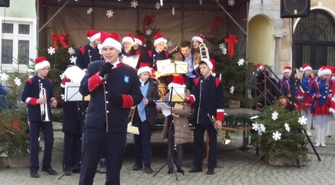 Orkiestra i mażoretki na jarmarku