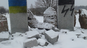 Zniszczony pomnik w Hucie Pieniackiej