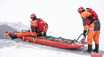 Wyciągneli ludzi z lodowatej wody