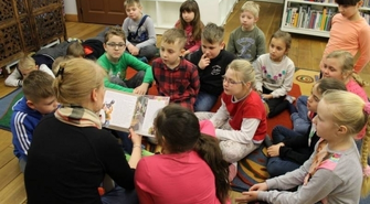 Od trzech dni bawią się bibliotece