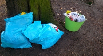 Zostawił w parku worki z odpadami. Awiza pocztowe doprowadziły do sprawcy
