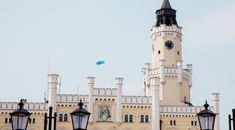 Jest jeden naczelnik, inni naczelnicy nie są potrzebni. Zbyt kosztowni