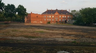 Jaki jest stan boiska w liceum?