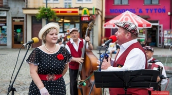 ,,Umówiłem się z nią na 9" i inne przeboje na Nowym Rynku w Sławie