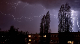 Burze przeszły nad terenem powiatu, pracowita noc strażaków