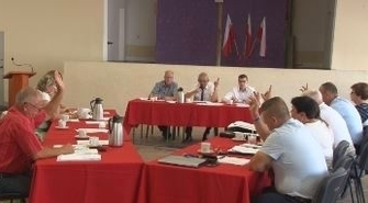 Radni nie zgadzają się na zakup działki w Wyszanowie, głos w sprawie zabiera ksiądz proboszcz