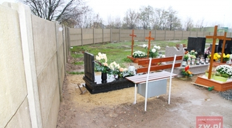 Ogrodzenie blisko grobów. Cmentarz komunalny pomniejszony