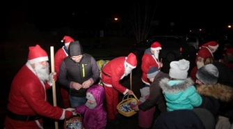 Mikołaj pomógł zapalić lampki na choince
