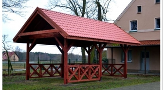 Pod dachem i na powietrzu.