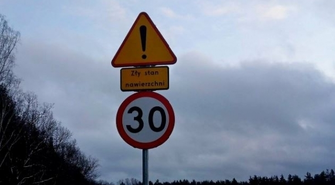 Kierowco zwolnij. Zły stan nawierzchni drogi do Czerlejewa