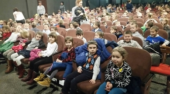 Rybki i Biedronki na spektaklu ,,Plastusiowy pamiętnik"