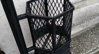 Puste śmietniki na Starym Mieście