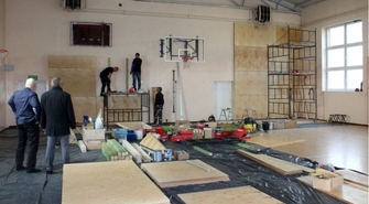 Po feriach wbiegną na szczyt hali