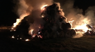 Pożar dwóch stogów. Ranny strażak 