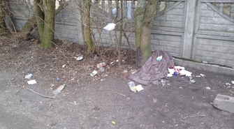 Mieszkaniec ulicy Zacisze od lat interweniuje w sprawie zaśmiecania terenu przed jego domem