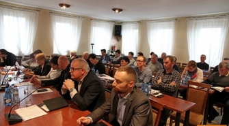 Bałagan po rozbiórce, ścieżka rowerowa niszczona przez samochody ciężarowe