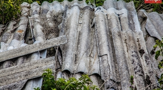 Ktoś wyrzucił płyty azbestowe 