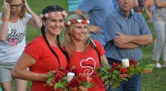 Panny wrzuciły wianki do jeziora