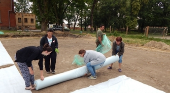 Wspólnymi siłami budują boisko w Długich Starych