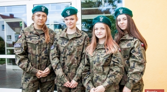 H. Mielnik: Wsiadacie na statek, który zabierze was w rejs trwający trzy lata.  Powstało liceum mundurowe w Wąsoszu