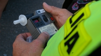 Pił, ukradł samochód, spowodował kolizję i uciekał