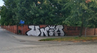 Niechciany napis na murze I Zespołu Szkół