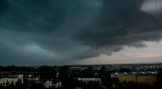 IMGW ostrzega, po południu możliwe burze