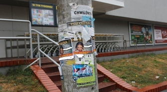 Kto pozwolił chwilówkom oklejać słupy i rynny? 