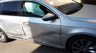 Kierowca volksvagena podczas wyprzedzania uderzył w osobowego opla