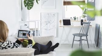 Jak urządzić domowe biuro? 3 proste kroki do efektywnej i ładnej strefy roboczej.