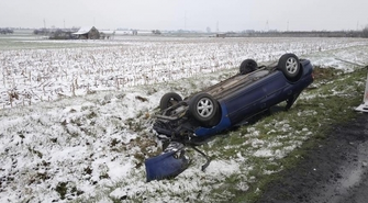 Pierwszy śnieg, dwie kolizje na drodze. Bądźmy ostrożni! 