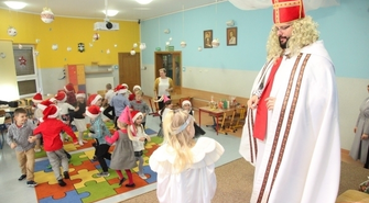 Wizyta biskupa Miry w przedszkolu