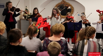 Wspólne strojenie choinki i kolędowanie