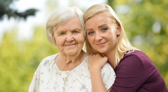 Praca w opiece osób starszych – zwykły zawód czy niezwykłe powołanie?