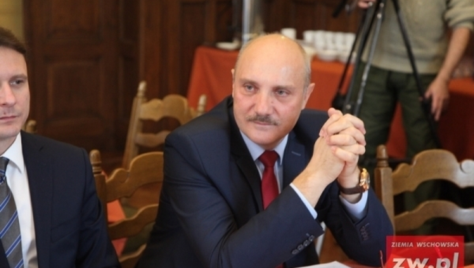 Gliński: Może komuś podoba się pięć rur, które idą pod sufitem