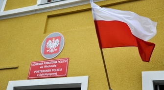 Zamontowano domofon przy wejściu do posterunku policji. Pełni rolę telefonu alarmowego