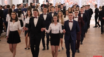 Maturzyści z Zana bawią się na studniówce