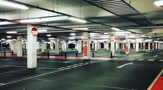 Szlabany, kasy, dystrybutory biletów - jak zorganizować płatny parking?