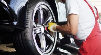 Wymiana opon w aucie. Podpowiadamy, o czym trzeba pamiętać