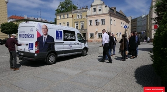 Bus posła Brudzińskiego we Wschowie