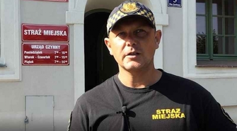 Ciało psa w koszu na śmieci