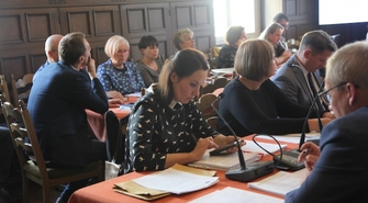 Burmistrz zarabia za dużo? Opozycja atakuje