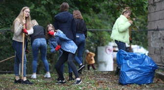 Młodzieży nieobce są czyny społeczne - Sprzątamy wschowski dworzec PKP