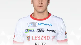 Zagra z orzełkiem na piersi 