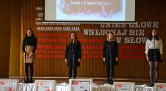 Uczniowie LO uczcili Święto Niepodległości